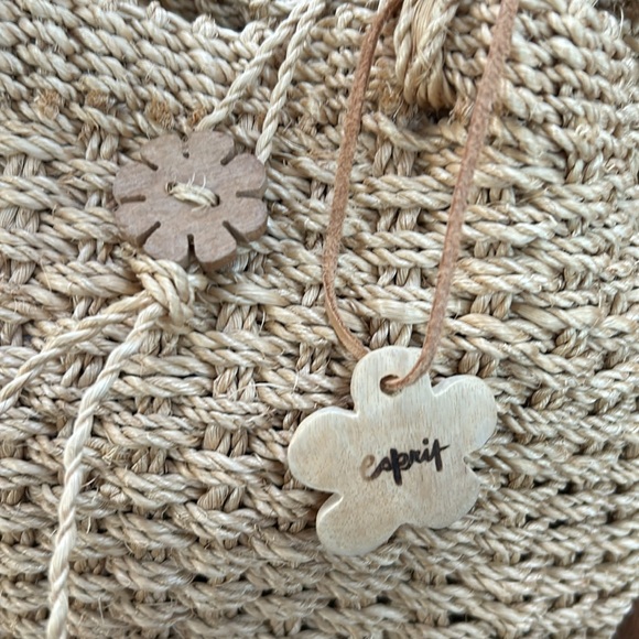 Espirit straw handbag/crossbody purse. Cute  wooden flower closure. Unlined. - Picture 3 of 5